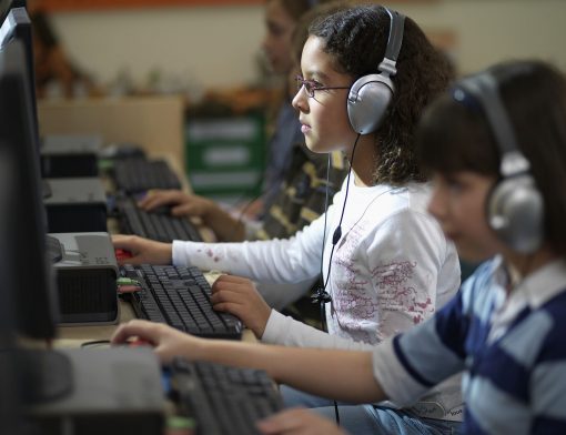 Educação híbrida: o que é e como aplicar na sua escola?