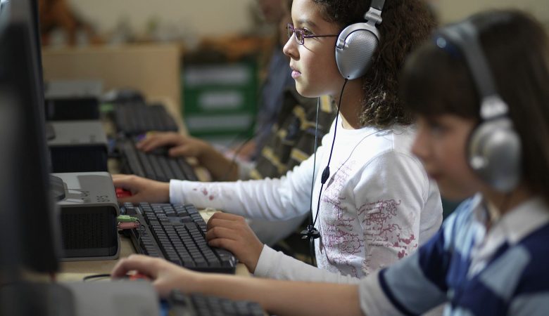 Educação híbrida: o que é e como aplicar na sua escola?