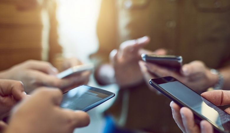No setor educacional, as redes sociais se tornaram uma ferramenta crucial para a comunicação com a família e com a comunidade. Por esse motivo, é necessário montar uma boa estratégia para explorar esse recurso e impulsionar a marca. Assim, os responsáveis pelo marketing da instituição devem estar atentos às principais tendências desse universo.